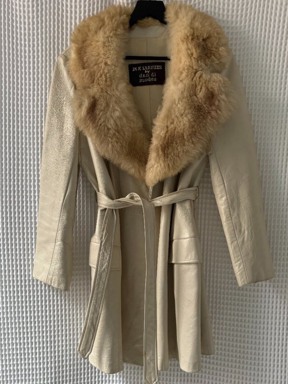 Dan Di Modes 24K Leather vintage ivory leather belted women's coat fur collar M